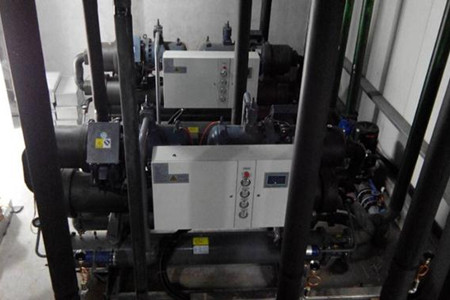 為什么水冷螺桿式冷水機組中會有污垢沉積？